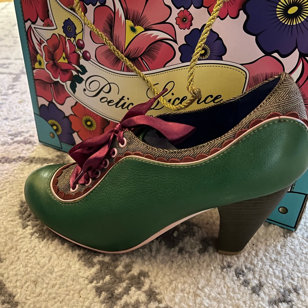 Poetic Justice stylish women’s shoe. Size 8. Green and shades of pink/mauve.